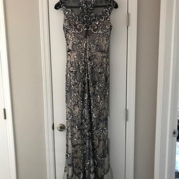 BEAUTIFUL JOVANI GOWN !!!! PRICE JUST LOWERED - Picture 4 of 6